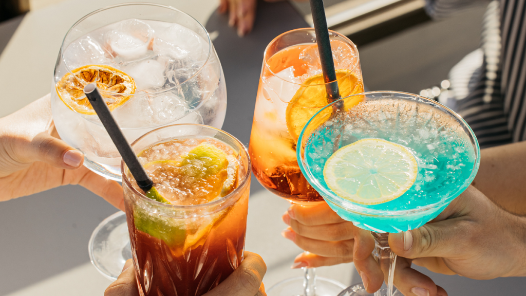 cocktails sur une terrasse à barcelone avec des amis