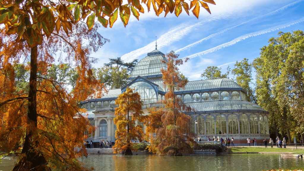 Promenade dans le parc du Retiro, l'un des plans d'automne à Madrid